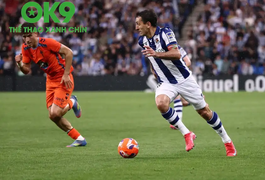 Tuyển thủ quốc gia Tây Ban Nha – Mikel Oyarzabal vẫn là đầu tàu của Real Sociedad ở mùa giải tới. (Ảnh: Internet) Tuyển thủ quốc gia Tây Ban Nha – Mikel Oyarzabal vẫn là đầu tàu của Real Sociedad ở mùa giải tới. (Ảnh: Internet)