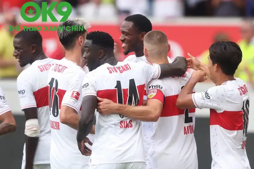 Đội hình Stuttgart đang thi đấu với tốc độ cao Stuttgart tập trung tấn công